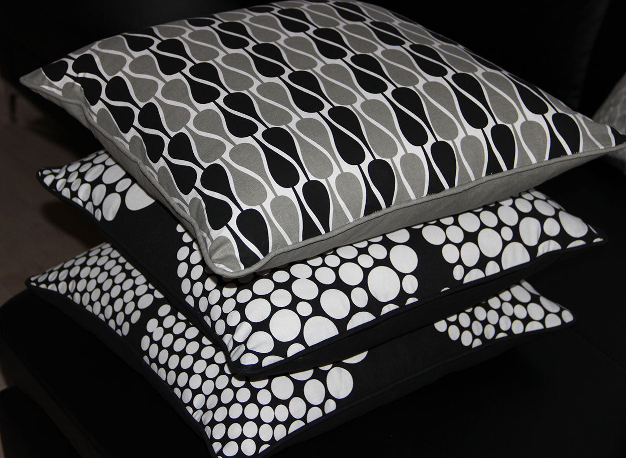 Pyntepude - Sorte & hvide Dots 50x50 - Manostiles Danish Design