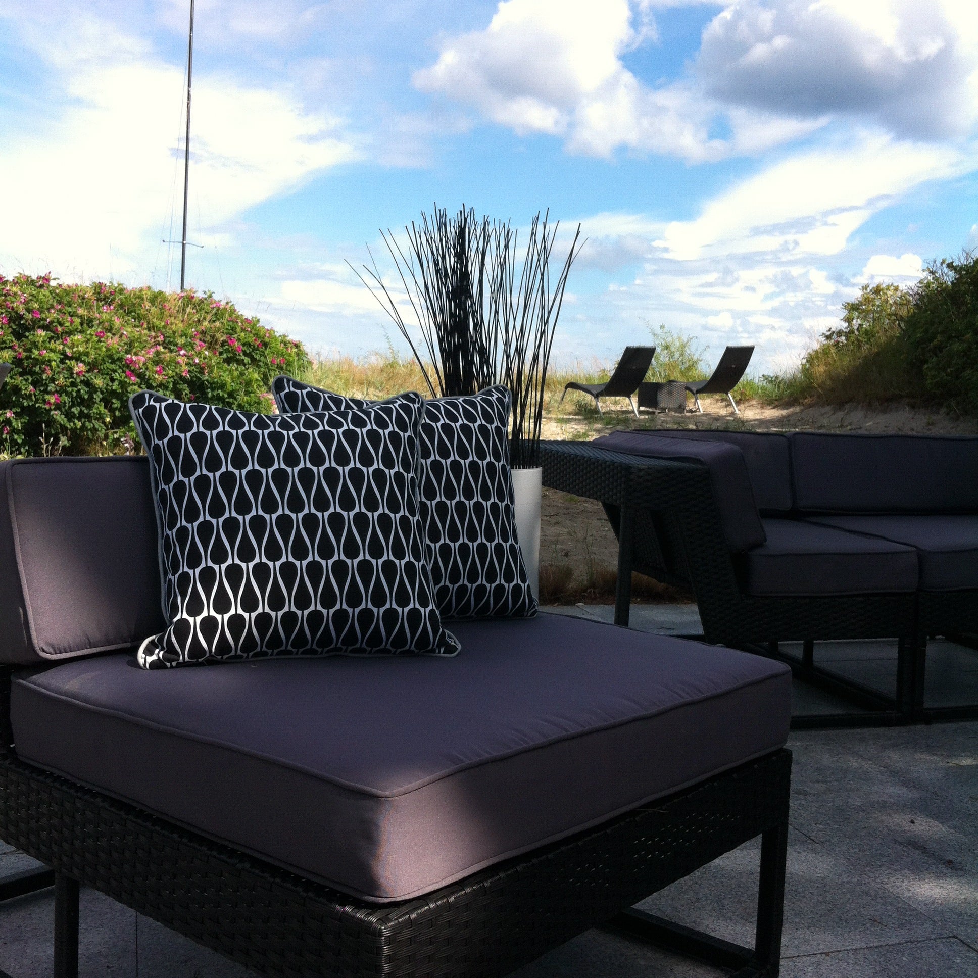 Pyntepude - Sorte & hvide seeds 50x50 - Manostiles Danish Design 