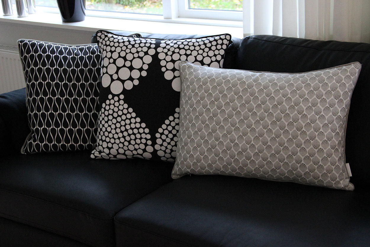 Pyntepude - Sorte & hvide Dots 50x50 - Manostiles Danish Design 