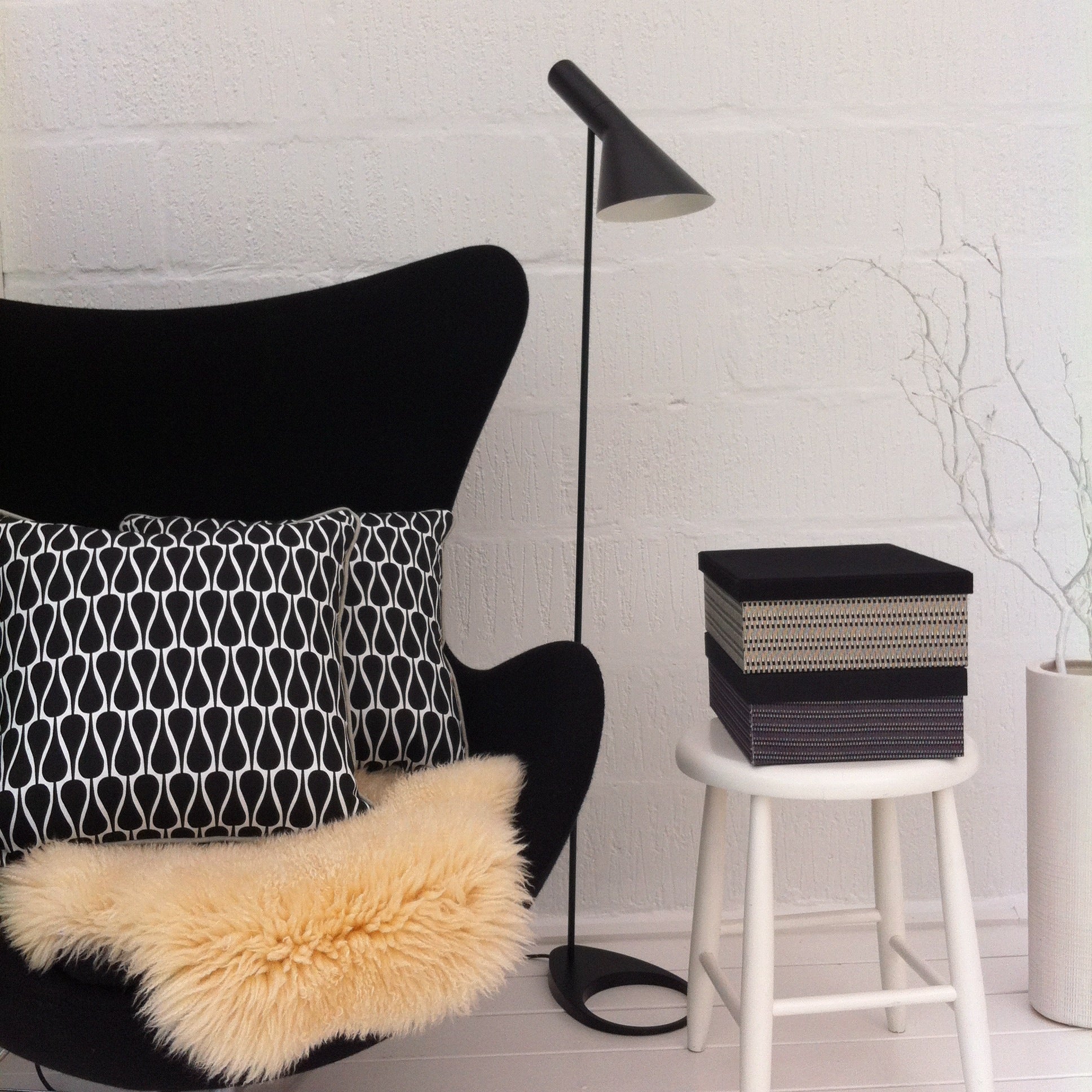 Pyntepude - Sorte & hvide seeds 50x50 - Manostiles Danish Design 